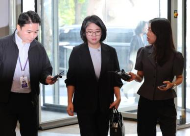 용혜인, 꺼지지 않는 겸직 논란에 무겁게 듣고 있다