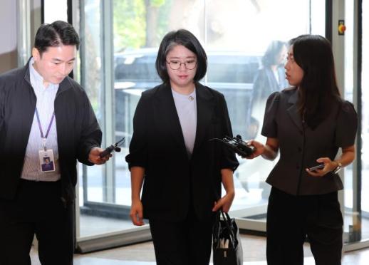 용혜인, 꺼지지 않는 겸직 논란에 무겁게 듣고 있다