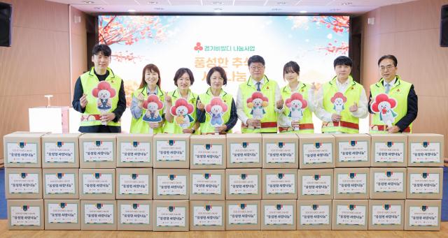 11일 오전 수원특례시 광교종합사회복지관에서 열린 2026 풍성한 추석 사랑나눔 전달식에서 추미애 경기도지사 권인욱 경기사회복지공동모금회 회장 윤연희 경기도사회복지관협회 회장 기부자 및 관계자들이 기념촬영을 하고 있다 사진경기도