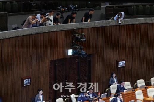 [포토] 김민석 수첩 등장에 바빠진 취재진