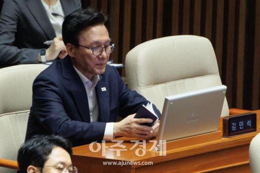 [포토] 수첩 살펴보는 김민석 대표