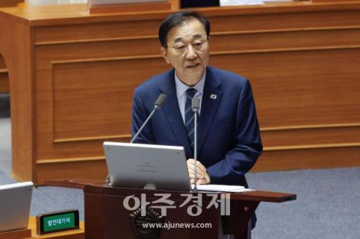 [포토] 대정부질문 답변하는 ​​​​​​​김윤덕 국토교통부 장관