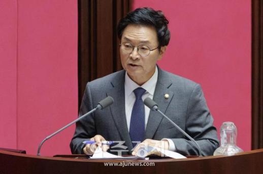 [포토] 대정부 질문하는 ​​​​​​​정진욱 의원