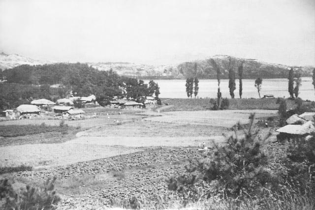 1960년대 서울 강남구 압구정동 양지마을 전경 한강변의 한적한 농촌 마을이던 이곳은 강남 개발과 함께 대규모 아파트촌으로 탈바꿈했다 훗날 압구정 현대아파트가 들어서며 강남의 새로운 주거시대를 연 공간이다 사진강남구청