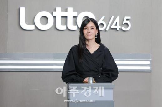 [포토] 모니카, 로또 황금손으로 인사드려요~