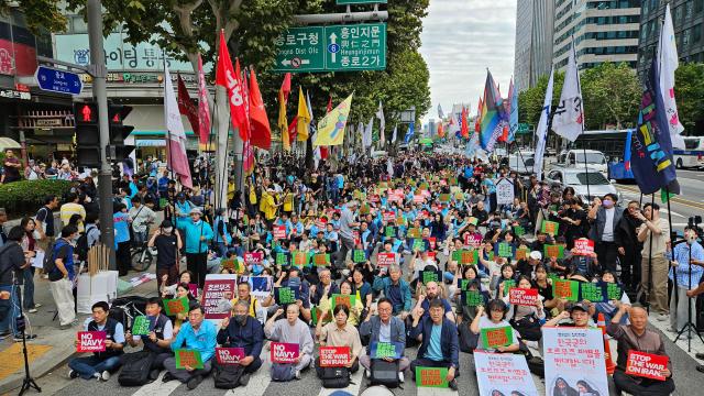 Hundreds of protesters gather in Jongno Seoul ahead of a march opposing South Korea’s possible deployment to the Strait of Hormuz Sept 12 2026 Participants hold placards reading “No Navy to Hormuz” “Stop the war on Iran” and “Reject troop deployment” AJP Lee Jung-woo 