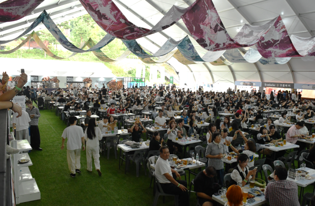 12일 오후 서울 마포구 문화비축기지에서 열린 옥토버페스트 서울 2026 빅텐트에서 관람객들이 독일 맥주를 즐기고 있다 사진유준하 기자 joonhayoo94ajupresscom