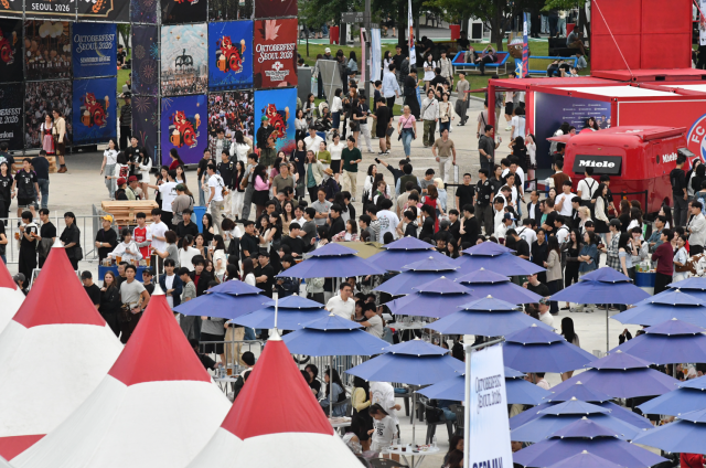 12일 오후 서울 마포구 문화비축기지에서 열린 옥토버페스트 서울 2026 야외 비어가든에서 관람객들이 축제를 즐기고 있다 사진유준하 기자 joonhayoo94ajupresscom