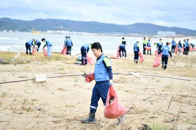 포스코퓨처엠 임직원들이 지난 10일 포항 청림해변에서 해양쓰레기 수거 활동을 펼쳣다 사진포스코퓨처엠