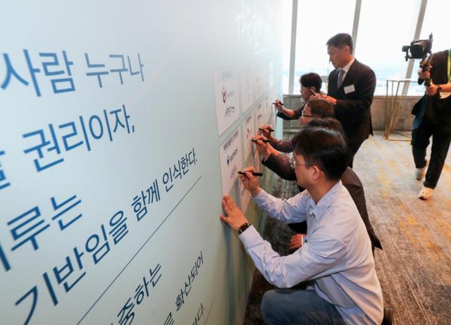 CEO라운드테이블에서 공동선언에 서명하고 있는 참여기업 대표들 사진한국관광공사