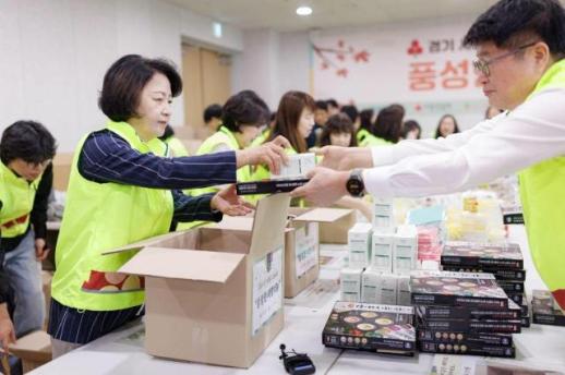 추미애 지사 추석만큼은 주변 한 번 더 돌아봐야...취약계층 꾸러미 포장 동참
