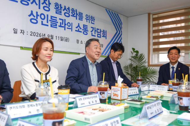 시석중 사장이 추석을 앞두고 전통시장을 찾아 상인들과 직접 소통하고 장보기와 보증 지원 홍보를 통해 민생경제에 힘을 보탰다 사진경기신보