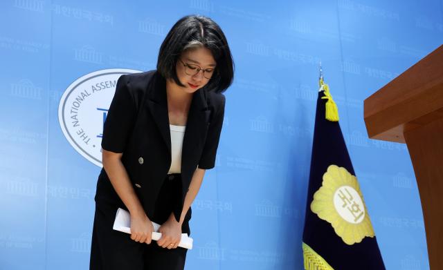 용혜인 성평등가족부 장관 후보자가 13일 국회 소통관에서 후보직 자진 사퇴 기자회견을 마친 뒤 고개 숙여 인사하고 있다 사진연합뉴스