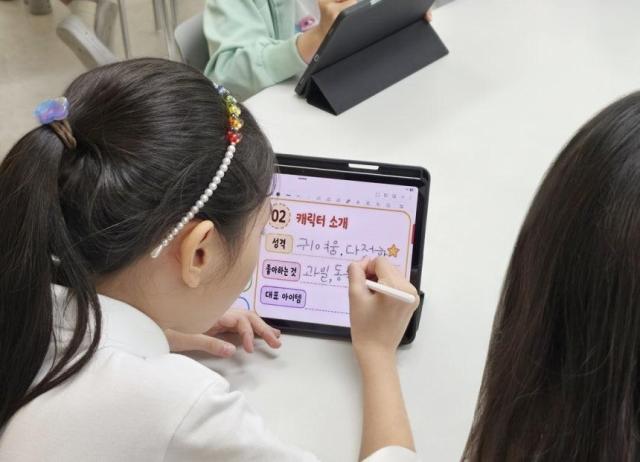 서울 홍제초등학교 4학년 1반 학생이 최근 진행된 ‘갤럭시 AI 클래스’에서 수업을 듣고 있다사진삼성전자