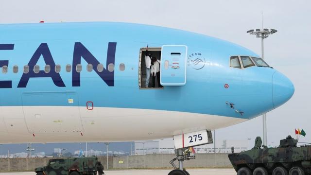 지난 11일 인천국제공항 첨단복합항공단지IKCS에서 열린 2026 국가 대테러종합훈련에서 대테러전담팀이 항공기 테러 대응 시범을 펼치고 있다 사진연합뉴스