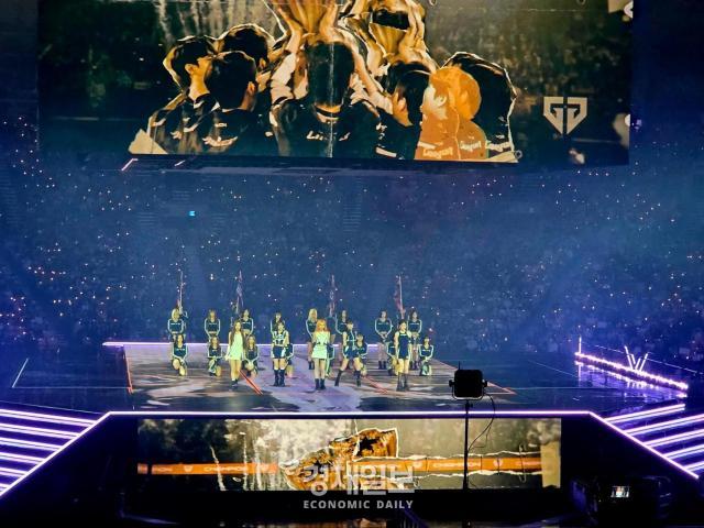 걸그룹 키키가 2026 우리은행 LCK 파이널 결승전에 앞서 오프닝 무대를 장식하고 있다 사진류청빛 기자