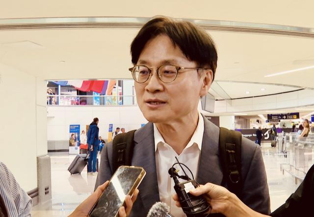 김정관 산업통상부 장관이 10일현지시간 미국 뉴욕 인근 뉴어크 공항에 도착 기자들의 질문에 답하고 있다
    