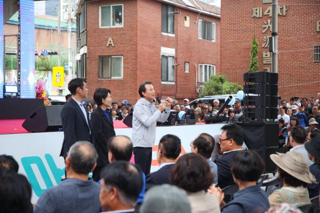 최현덕 남양주시장이 12일 화도읍 마석5일장터에서 열린 ‘화도읍 도시재생 마석맷돌모루 축제’에서 인사말을 하고 있다 사진남양주시