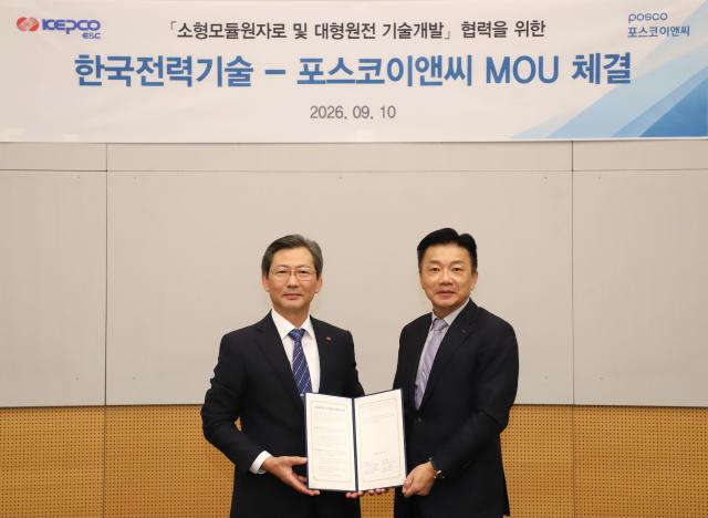 김태균 한전기술 사장사진 왼쪽과 송치영 포스코이앤씨 사장사진 오른쪽이 업무협약을 맺은 뒤 기념촬영을 하고 있다사진한전기술