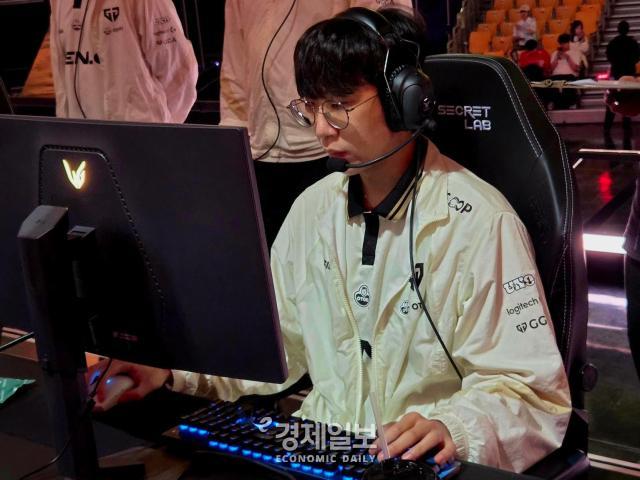 젠지의 원딜 룰러 박재혁 선수가 경기 전 장비를 점검하고 있다 사진류청빛 기자