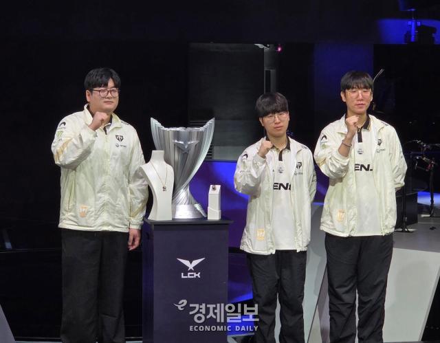 왼쪽부터 유상욱 젠지 감독과 기인 김기인 선수 룰러 박재혁 선수가 LCK 트로피와 함께 기념 사진을 찍고 있다 사진류청빛 기자