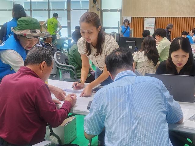 고령군은 지난 11일 지역 농업인들의 건강 증진과 복지 향상을 위한 ‘농촌왕진버스’를 운영했다사진고령군