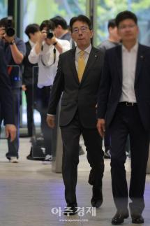 [포토] 출근하는 이재근 차기 KB금융 회장 후보 