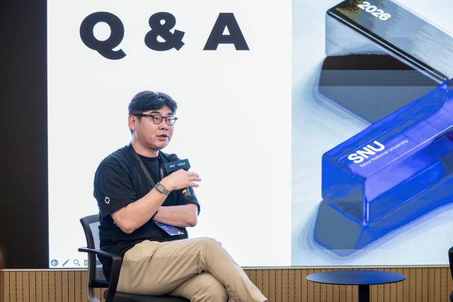 송치형 두나무 회장이 SNU x UPbit Startup Studio 참가 창업자들의 질문에 답변하고 있다사진두나무