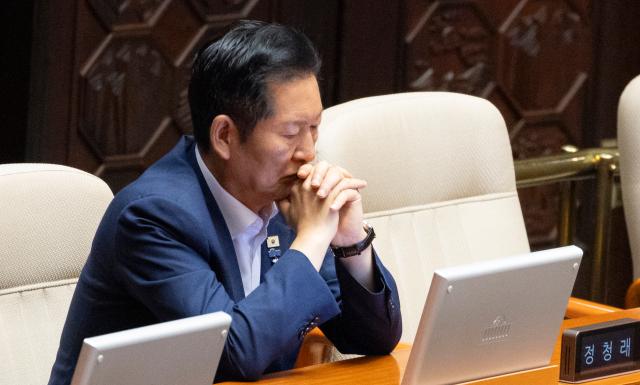 정청래 더불어민주당 전 대표가 7일 국회에서 열린 제439회 국회 정기회 3차 본회의에서 김민석 대표의 교섭단체 대표 연설을 듣다 생각에 잠겨 있다 사진연합뉴스