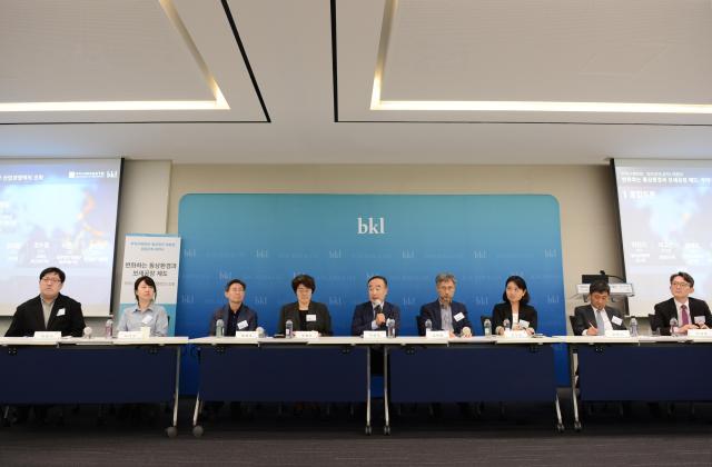 발표자 토론자 및 참석자가 종합토론 및 정책 제언을 하고 있다 사진법무법인 태평양
