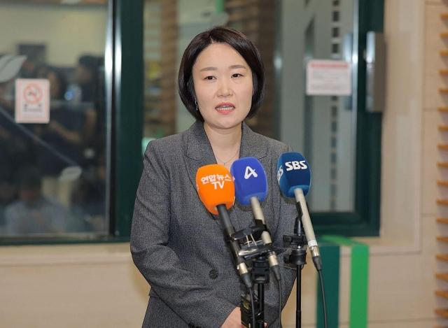 이소영 중소벤처기업부 장관 후보자가 지난 8일 서울 여의도 소상공인연합회를 방문한 뒤 취재진 질문에 답변하고 있다 사진연합뉴스
