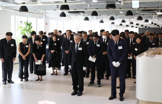 지난 11일 경기 안양시 함태호홀에서 열린 故 함태호 오뚜기 명예회장 서거 10주기 추모식에서 앞줄 왼쪽부터 함영준 오뚜기 회장 황성만 오뚜기 사장을 비롯한 임직원들이 헌화 후 묵념하고 있다 사진오뚜기