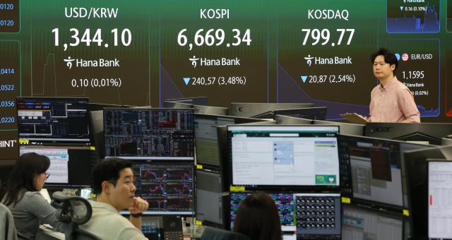 14일 오전 서울 중구 하나은행 본점 딜링룸 모습 사진연합뉴스