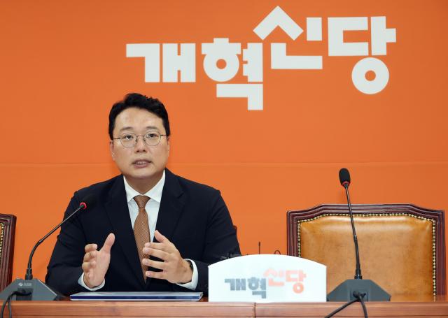 천하람 개혁신당 대표 권한대행 겸 원내대표가 14일 국회에서 기자회견을 열고 비상대책위원장에 이기인 사무총장을 선임한다고 밝히고 있다 사진연합뉴스