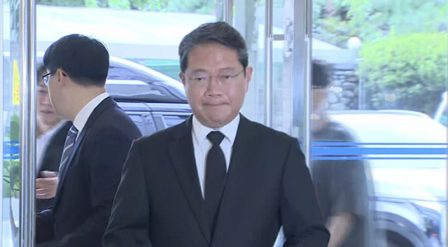 김승원 법무부 장관 후보자가 14일 서울 종로구 적선현대빌딩에 마련된 인사청문회 준비 사무실로 출근하고 있다 사진연합뉴스