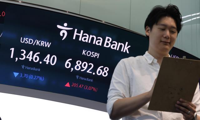 位于首尔中区的韩亚银行总行交易厅【图片提供 韩联社】