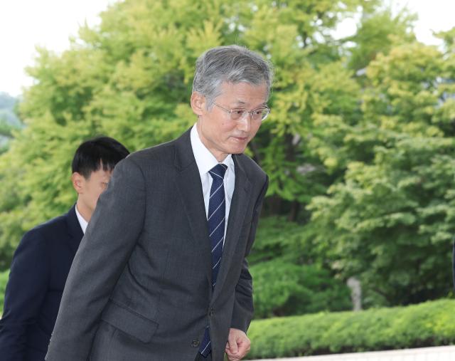 조희대 대법원장이 14일 서울 서초구 대법원으로 출근하고 있다 사진연합뉴스
