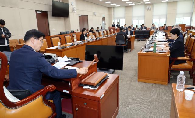 14일 국회에서 열린 행정안전위원회 법안심사제1소위원회 회의에서 이해식 소위 위원장왼쪽이 회의 시작을 알리고 있다사진연합뉴스