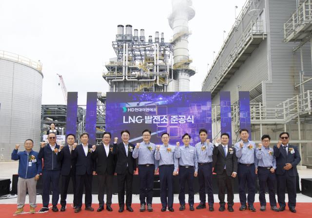 14일월 충남 서산시에 위치한 HD현대이앤에프 LNG 열병합발전소 준공식에 참여한 임직원들이 기념 사진을 촬영하고 있다 사진HD현대