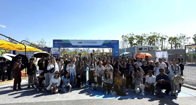 2026여수세계섬박람회에 세계 각국의 관람객이 모여서 행사하는 모습사진2026여수세계섬박람회 조직위원회