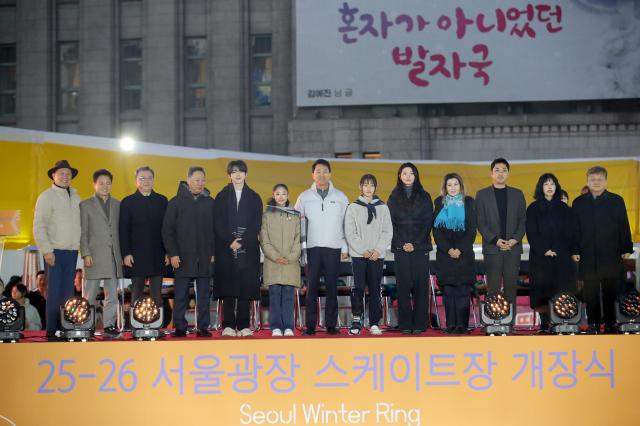 오세훈 서울시장과 서울시청 직장운동경기부 선수 등이 서울광장 스케이트장 개장식에서 기념촬영을 하고 있다 사진서울시