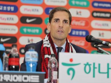 罗伯特·莫雷诺出任韩国足球队临时主教练