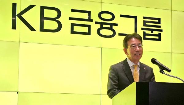 KB금융지주 차기 회장으로 내정된 이재근 부문장이 14일 서울 여의도 KB금융 신관에서 소감을 밝히고 있다 사진홍승완 기자