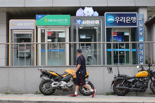 3대 중반 넘긴 시중은행 예금 금리
    서울연합뉴스 박동주 기자  주요 시중은행이 정기예금 금리를 높이며 고객 유치에 열을 올리고 있다 바야흐로 고금리 시대의 도래를 시사하는 은행권 자금 흐름에 관심이 쏠린다 
    사진은 13일 서울시내 현금인출기 2026913
    pdj6635ynacokr2026-09-13 141806
저작권자 ⓒ ㈜연합뉴스 무단 전재 재배포 금지 AI 학습 및 활용 금지저작권자 ⓒ ㈜연합뉴스 무단 전재 재배포 금지 AI 학습 및 활용 금지