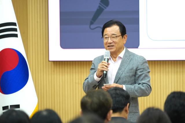 미사3동 행정복지센터 4층 대강당에서 개최된 ‘2026년 미사3동 주민총회’에서 이현재 시장이 지역 현안과 주민자치 발전에 대한 뜻을 밝히며 참석자들에게 인사말을 전하고 있다 사진하남시