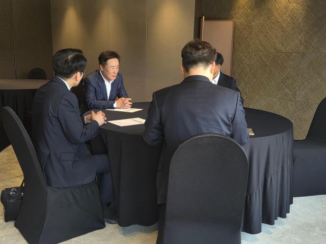 박권현 청도군수는 지난 8일 김태병 국토교통부 철도국장을 만나 대경선 경산청도 연장 사업에 대해 논의했다 사진청도군