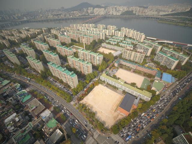 2019년 서울 강남구 압구정 현대아파트 일대 전경 한강변을 따라 조성된 노후 아파트 단지들이 구역별 재건축을 추진하고 있다 사진강남구청