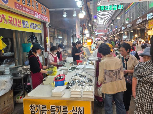 지난 11일 추석을 앞두고 경동시장을 방문한 손님들이 물건을 고르고 있다 사진정연우 기자