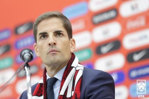 Interim coach seeks to impress as he unveils 1st roster for upcoming friendlies