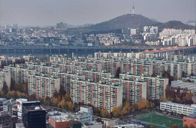 서울 강남구 압구정동 현대아파트 단지 전경 기존 3934가구를 묶은 압구정 3구역은 현대건설을 시공사로 선정하고 최고 65층 5175가구 규모의 재건축을 추진하고 있다 사진강남구청